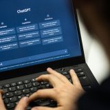 D'après OpenAI, les parents pourront être alertés en cas de détection d'une "détresse aiguë" dans les conversations de leur enfant sur ChatGPT et contrôler les paramètres du compte (archives). KEYSTONE/DPA/FRANK RUMPENHORST
